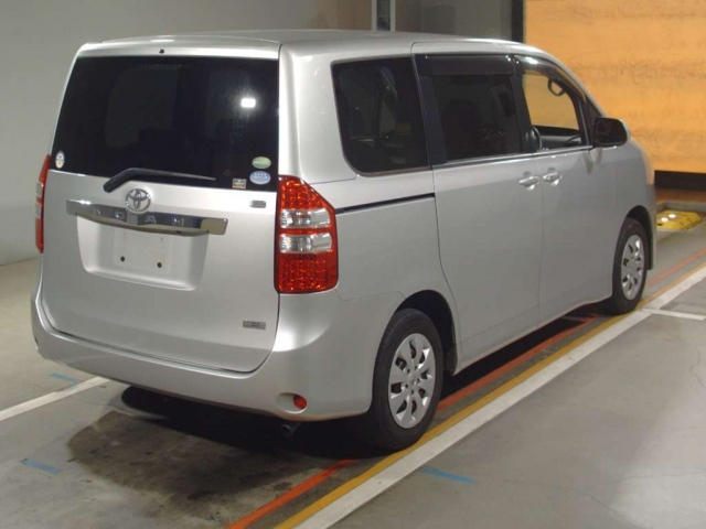 Toyota Noah 2013